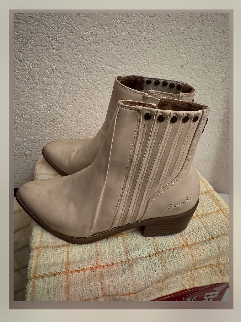 Cream Cowgirl Boots
